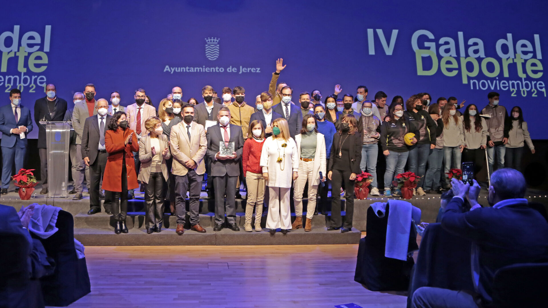 Foto de familia de los galardonados, finalistas, miembros del jurado y la alcaldesa y el resto de pol&iacute;ticos de las distintas formaciones del consistorio.