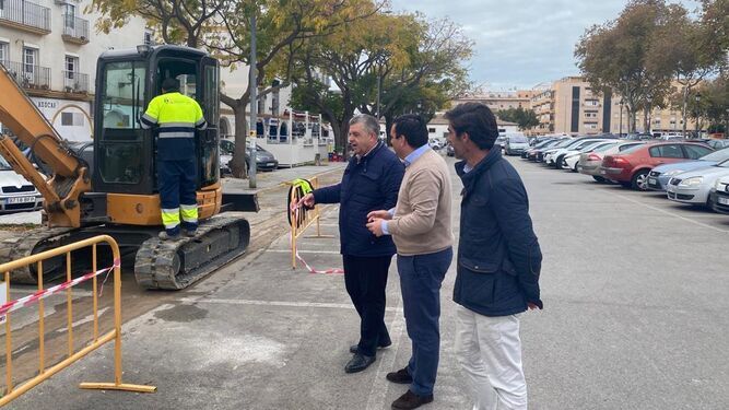 El concejal Curro Martínez visitó las obras de mejora del acerado.