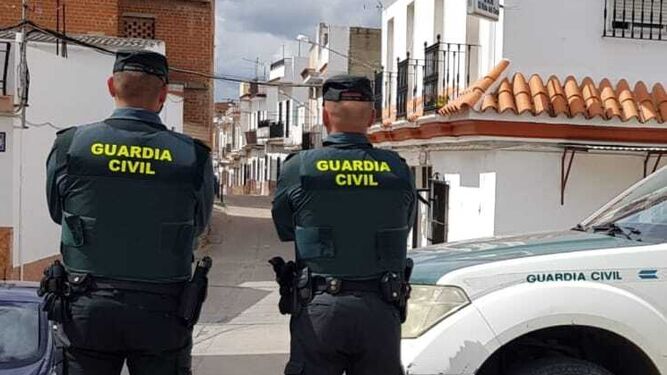 Dos agentes de la Guardia Civil en Puerto Serrano.
