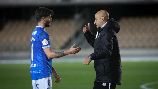 Nafti, técnico del Leganés, habla con Goma en un lance del partido.
