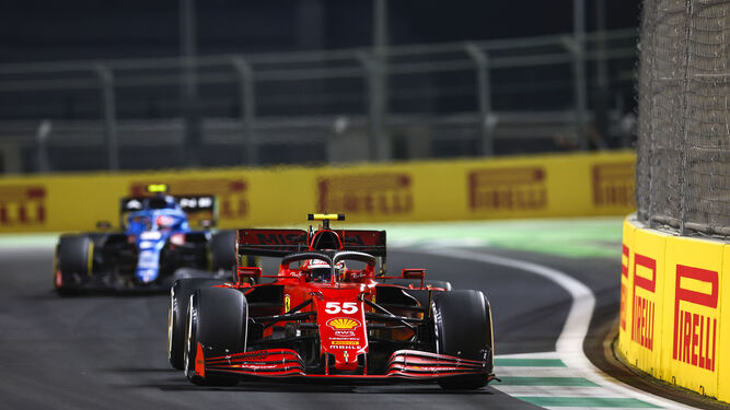 Carlos Sainz, pilotando su Ferrari en el circuito de Yeda