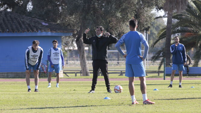 Pérez Herrera, técnico azulino, en un entrenamiento en el Pepe Ravelo.
