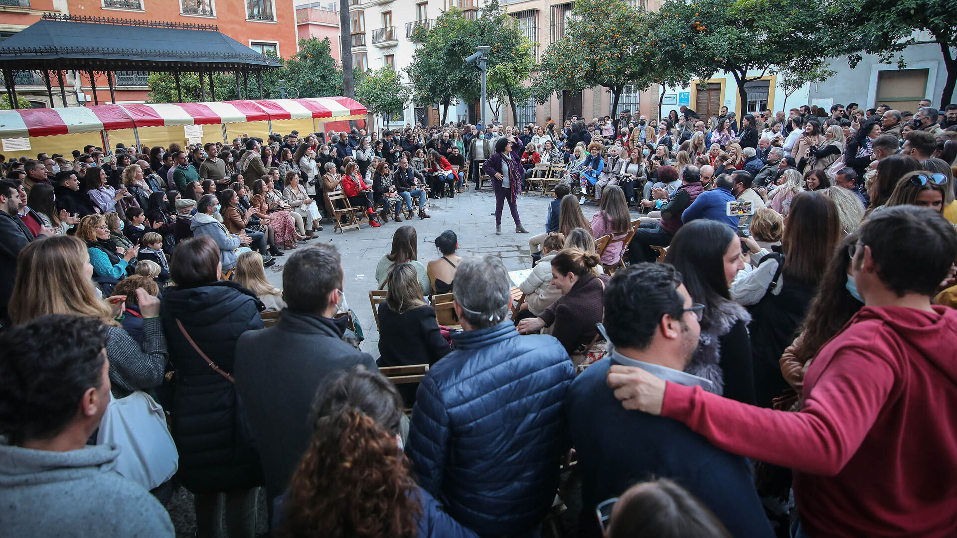 Las zambombas llenan las plazas y calles del centro de Jerez