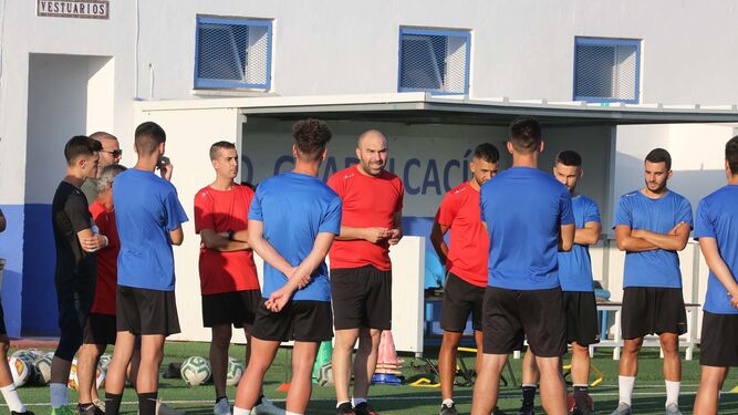 Diego Galiano cuenta con importantes bajas para el partido de este miércoles en Coria.