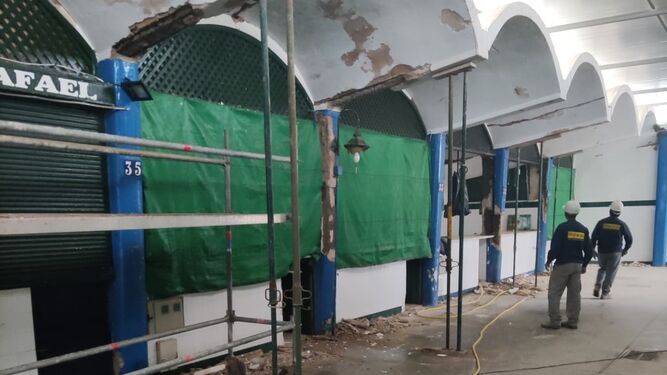 Los primeros trabajos de rehabilitación que se están ejecutando en el Mercado Municipal de Abastos de Chipiona.