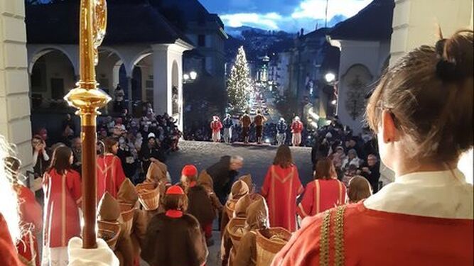 Séquito de personas participando en un acto religioso en Suiza
