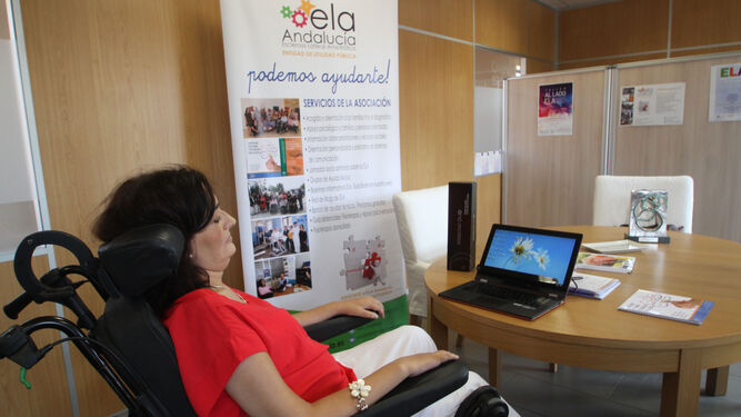 Una mujer con la enfermedad de ELA en la sede de la ELA Andalucía