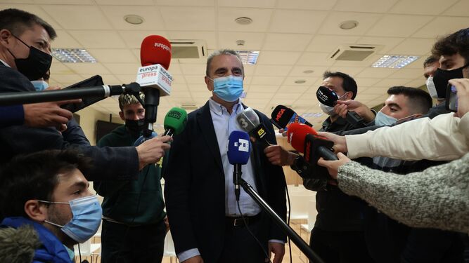 José Manuel Franco atiende a los medios tras una reunión en el CSD.