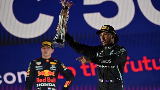 Hamilton celebra su victoria en Yeda ante un cariacontecido Max Verstappen.