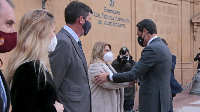 Juanma Moreno saluda a Mamen Sánchez a su llegada a la Real Escuela.