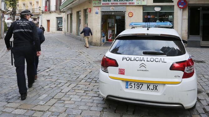 Un agente de la Policía  Local  de Jerez , patrullando por el centro.