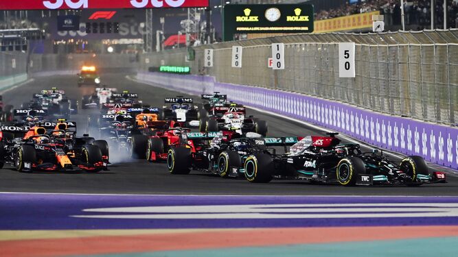 Hamilton rueda por delante de Verstappen en la carrera del pasado fin de semana en Yeda.