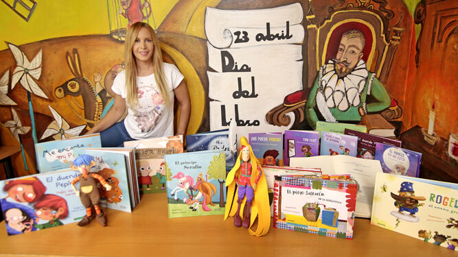 Raquel Díez, con algunos de sus libros, en la biblioteca del colegio Miguel de Cervantes.