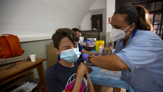 Un niño de doce años recibiendo la vacuna contra la covid en la Casa del Niño Jesús de Cádiz.