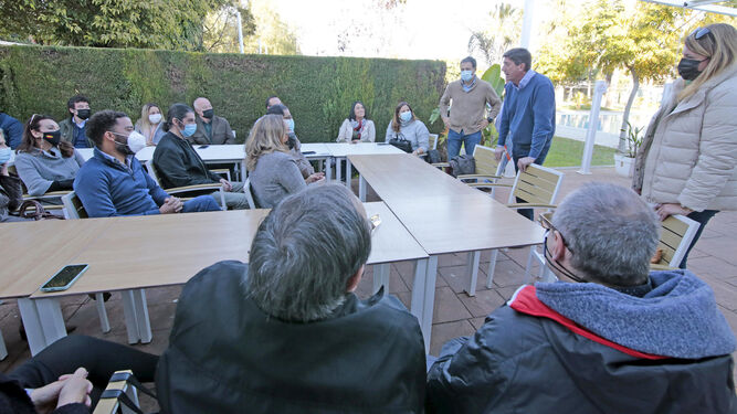 Juan Marín, dirigiéndose a un grupo de militantes en un encuentro celebrado en el Club Nazaret.