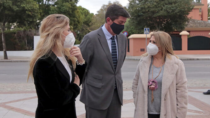 Juan Marín y Ana Mestre conversan con Mamen Sánchez el pasado miércoles en la Real Escuela.