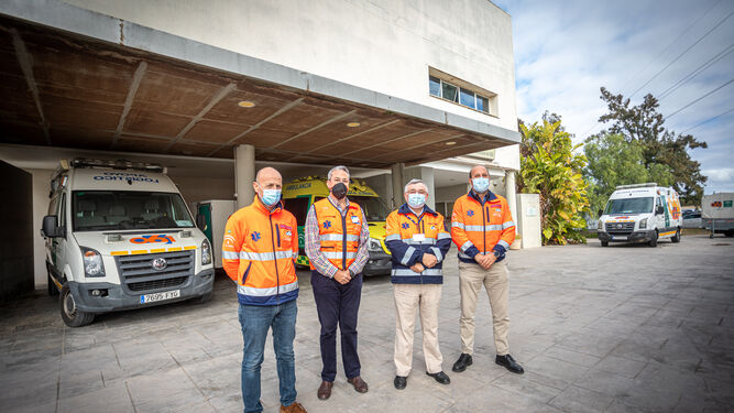 Integrantes de la dirección del servicio provincial del 061 en Cádiz, en la sede ubicada junto al Hospital de Puerto Real.