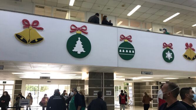 El hospital de Puerto Real se engalana para la Navidad