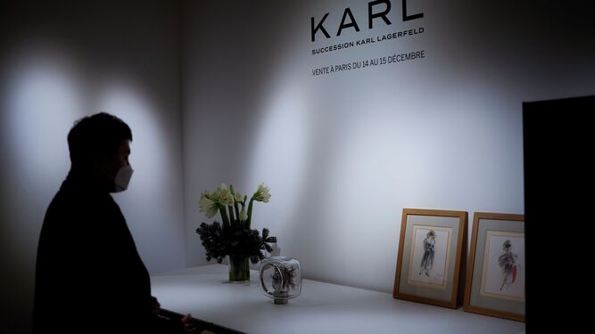 Un visitante mira objetos que pertenecieron a de Karl Lagerfeld