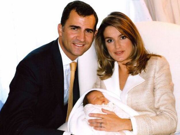 En 2005, el pr&iacute;ncipe Felipe con su esposa y su hija Leonor, con dos meses (naci&oacute; en octubre de 2005).