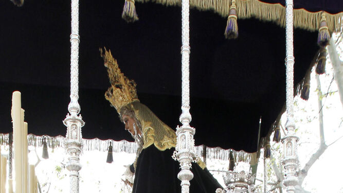 La Virgen de la O en su paso de palio saliendo del convento de Capuchinos.