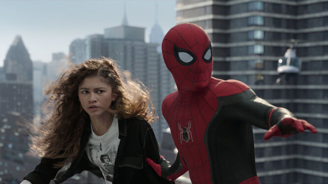Zendaya vuelve a acompañar a Tom Holland en esta aventura de Spider-Man.