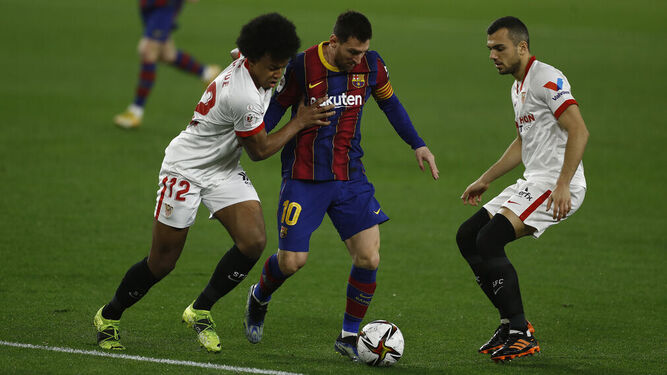 Koundé y Joan Jordán hostigan a Messi en el Sevilla-Barcelona de Copa la campaña pasada.