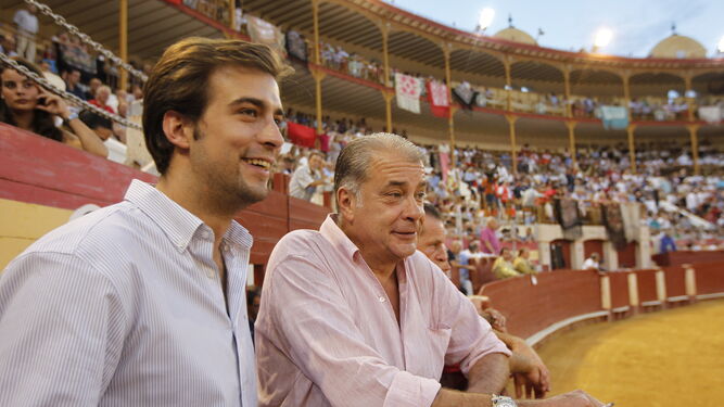 Óscar Martínez 'Chopera' junto a su hijo Guillermo en la Plaza de Toros de Almería.