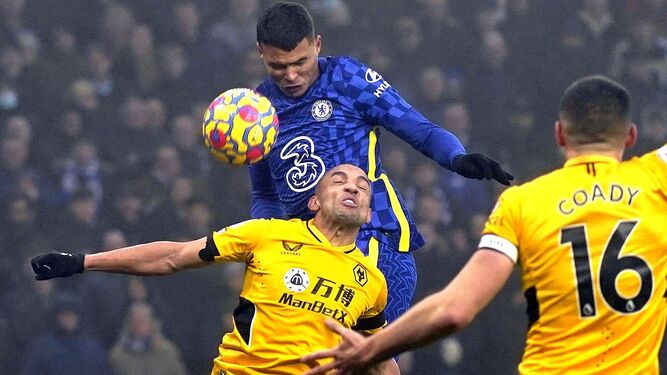 El central del Chelsea Thiago Silva salta sobre Marçal, del Wolves, en el partido de este domingo.