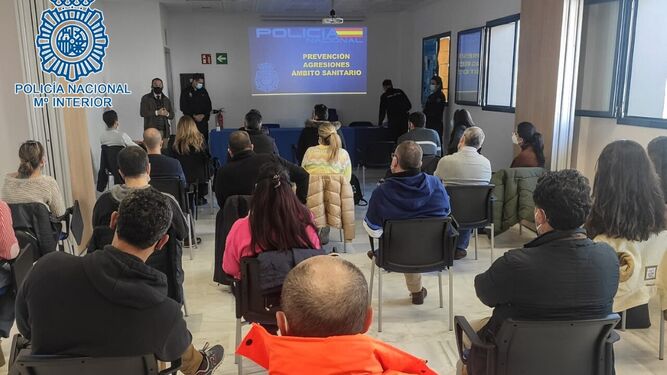 Imagen de la charla de la Policía Nacional a los sanitarios de Jerez