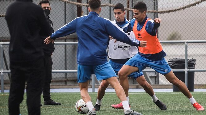 Raúl Palma presiona a Manolo Baeza y Darío Guti en el entrenamiento tras el regreso de las vacaciones de Navidad.
