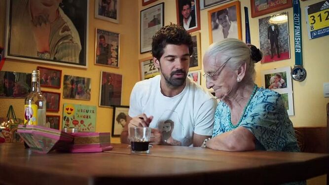Miguel Ángel Muñoz y su tata Luisa Cantero en una imagen del documental.