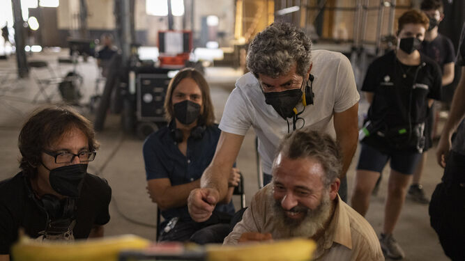 El script Paco R. Baños, el guionista Rafael Cobos, el director Alberto Rodríguez y el actor Javier Gutiérrez en el rodaje de 'Modelo 77'.