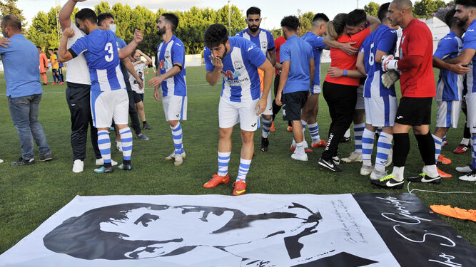 Güiza lanza un beso a una pancarta de Pedro Garrido tras el ascenso del Jerez Industrial en Arcos.