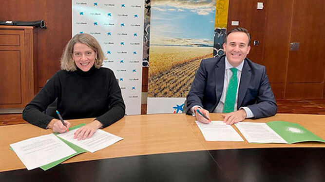 Teresa López, presidenta de Fademur, y Sergio Gutiérrez, director de Agrobank, durante la firma del convenio.