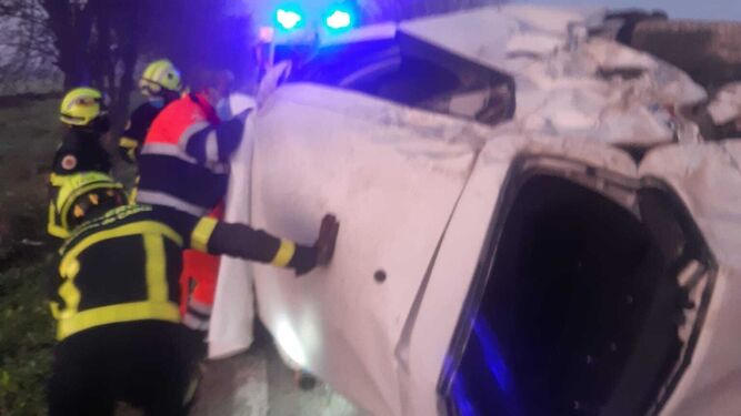 Bomberos de Jerez rescatan a una persona tras un accidente de tráfico.