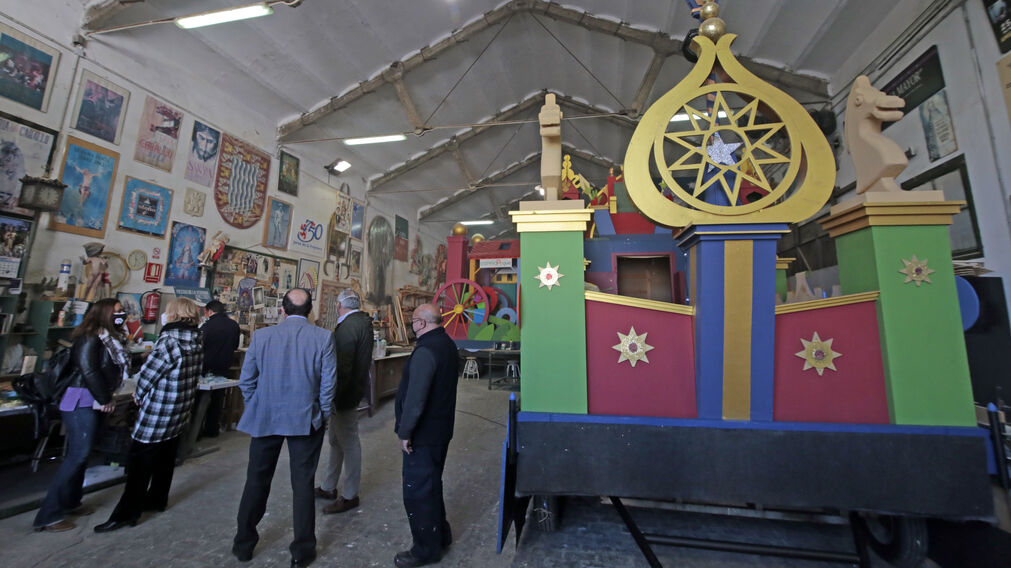 Visita de sus Majestades al taller de fiestas del ayuntamiento de Jerez