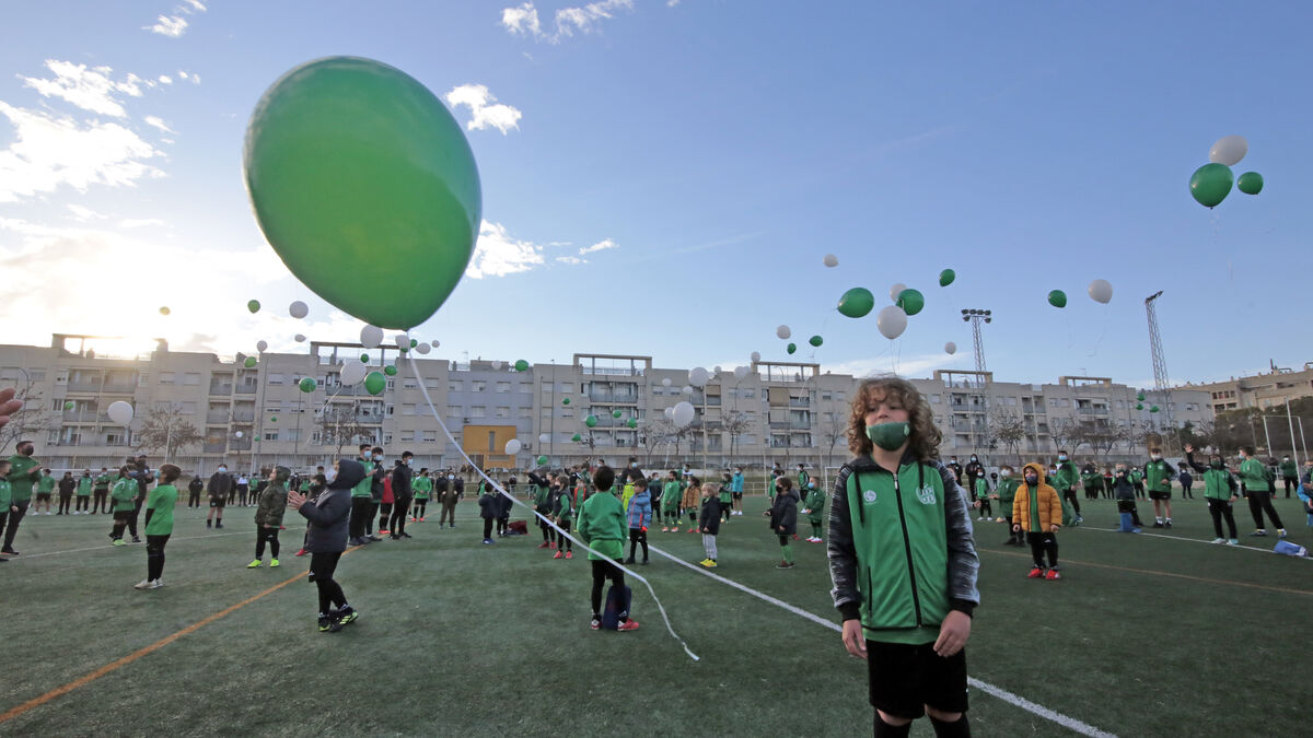 Los jugadores del Pueblo Nuevo realizaron una suelta de globos verdes y blancos durante el acto.