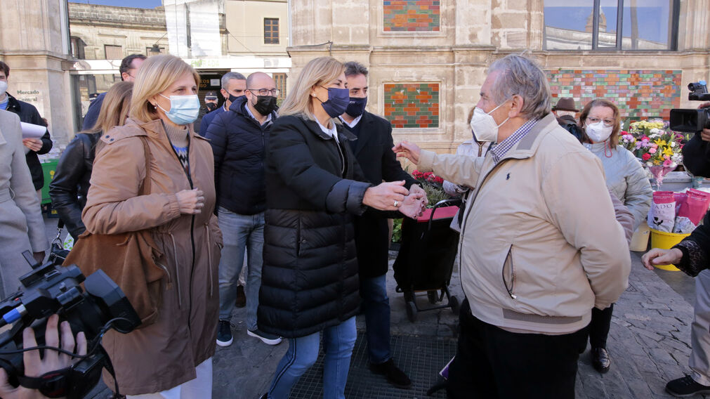 Visita de Ana Beltran a la plaza de abastos de Jerez