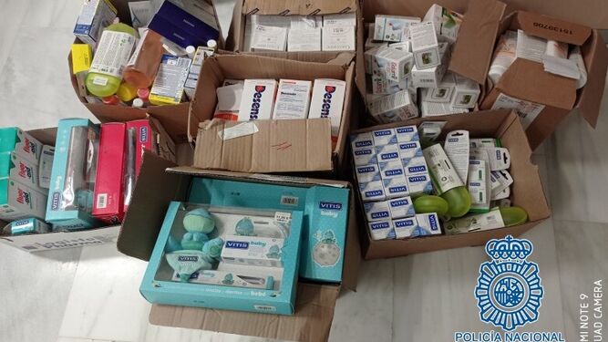 Las cajas con medicinas y productos farmacéuticos recuperadas por la Policía Nacional.