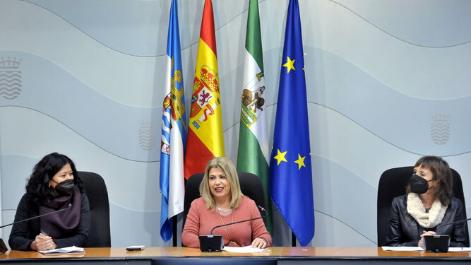 Mamen Sánchez, junto a las delegadas Ana Hérica Ramos y Laura Álvarez, en una comparecencia.