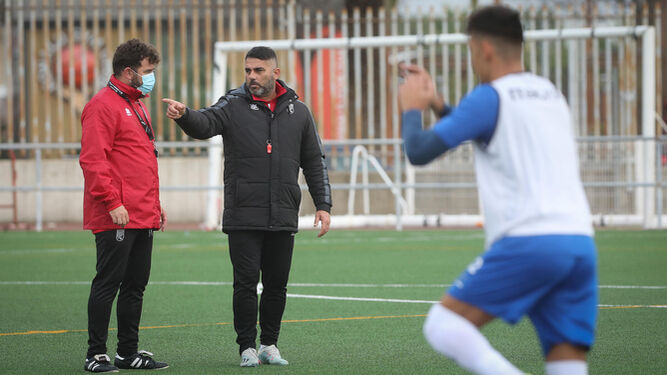 Emilio Fajardo conversa con Juan Pedro en un entrenamiento en La Granja.