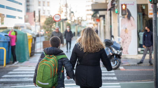 Un menor camina con su mochila por Cádiz tras salir del colegio este lunes-