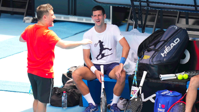 Djokovic se ríe durante un entrenamiento en Melbourne.