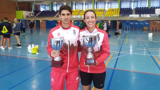 Rebeca González y Antonio Martín, con los trofeos logrados en Écija.