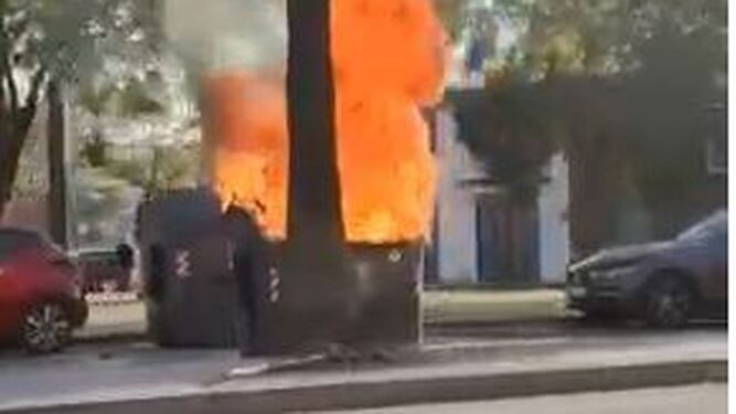 Contenedor ardiendo este jueves en la avenida de Arcos.