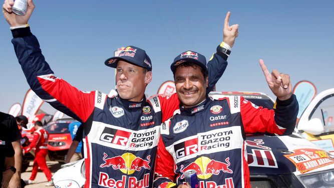 Al-Attiyah celebra con su copiloto el triunfo en el Dakar de 2022.