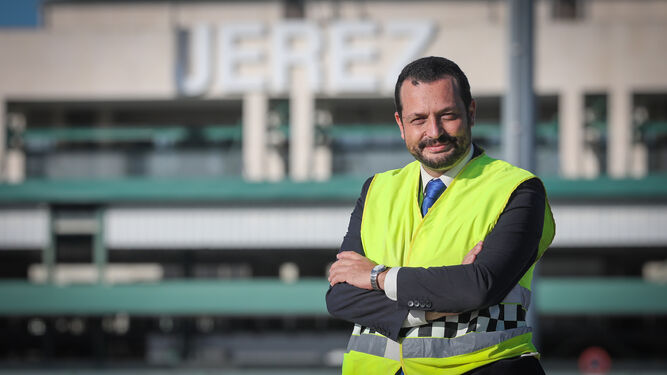 El director del Aeropuerto de Jerez, Iván Rodríguez, en la pista de la terminal de pasajeros.