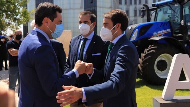 El presidente andaluz, Juanma Moreno, saluda a los responsables de Asaja-Cádiz en su última visita a la sede de la organización agraria en Jerez.