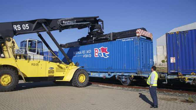 Trabajos de carga de un contenedor en la terminal de Jerez